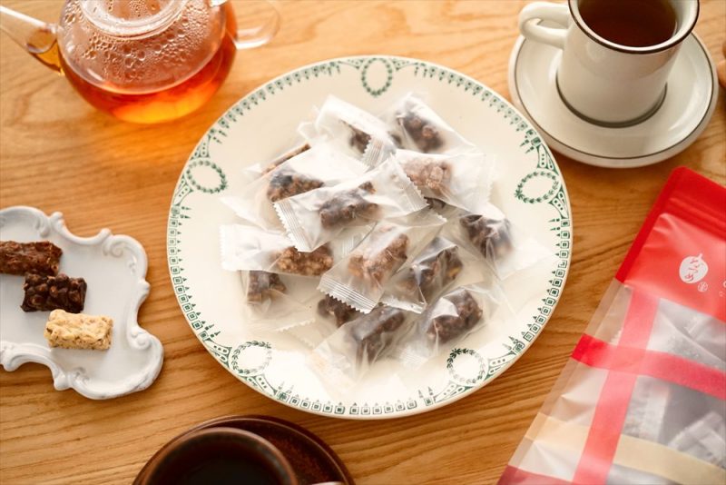 焙じはとむぎとフリーズドライのなつめチップをチョコレートで包みました。食感・風味・味　3つを楽しめる薬膳おやつです。