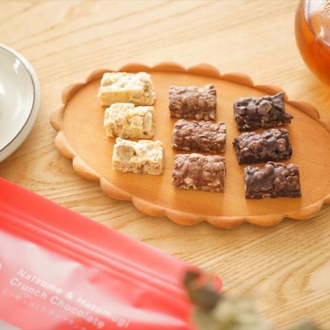 焙じはとむぎとフリーズドライのなつめチップをチョコレートで包みました。食感・風味・味　3つを楽しめる薬膳おやつです。
