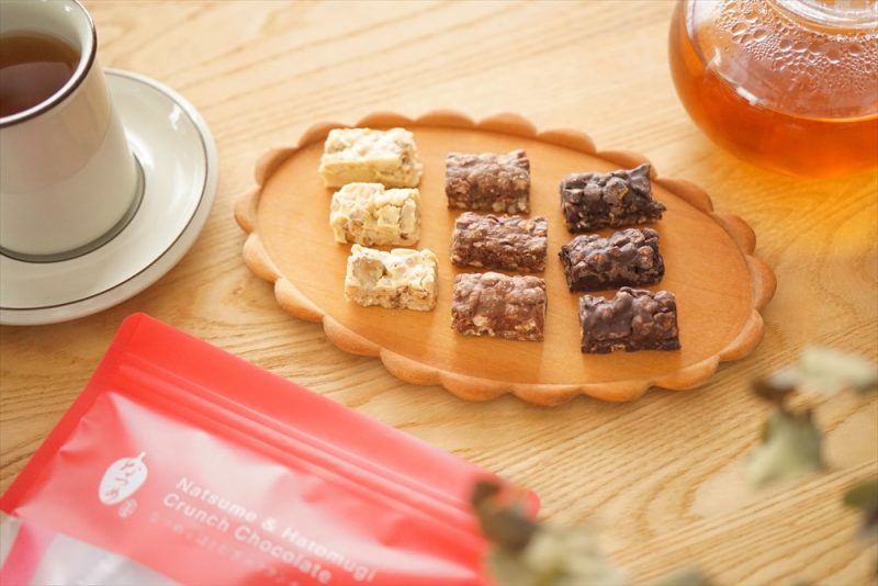 焙じはとむぎとフリーズドライのなつめチップをチョコレートで包みました。食感・風味・味　3つを楽しめる薬膳おやつです。