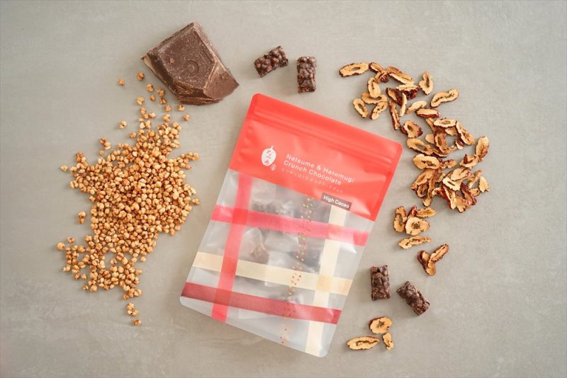 焙じはとむぎとフリーズドライのなつめチップをチョコレートで包みました。食感・風味・味　3つを楽しめる薬膳おやつです。