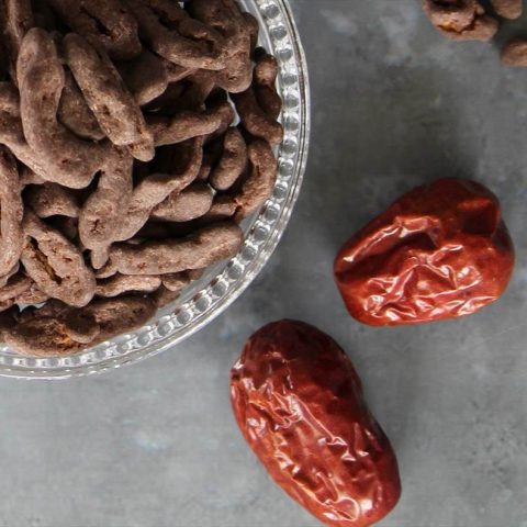 サクサクのフリーズドライのなつめチップにチョコレートをコーテイングしました