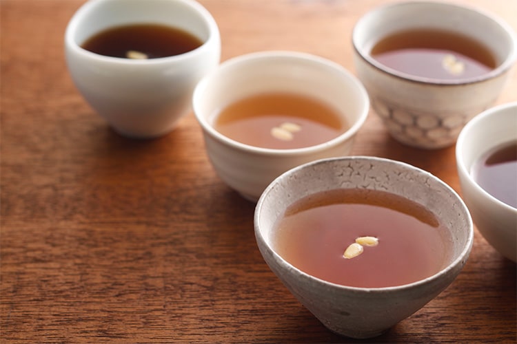 韓国の伝統茶「テチュ茶」です。松の実を浮かばせ体に良いお茶です。